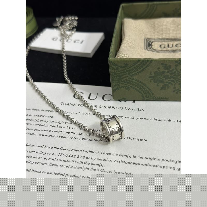 G*u*i necklaces